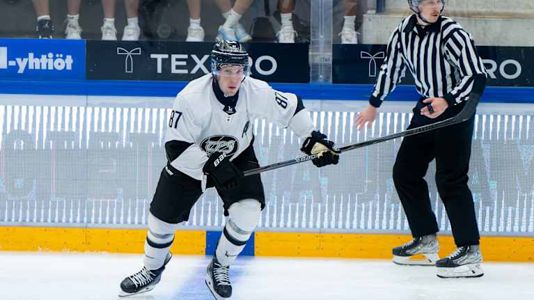 Aleksi Saarela jäällä.