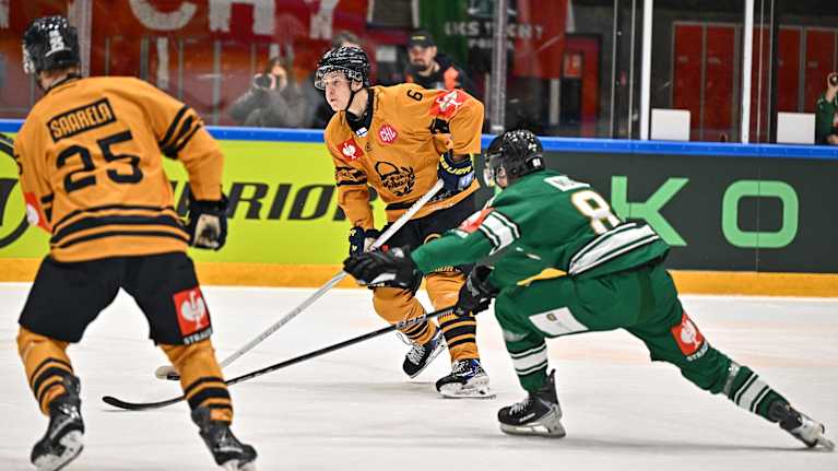 Lukon Leo Tuuva kiekossa CHL-ottelussa GKS Tychyn vieraana 15.10.2025.