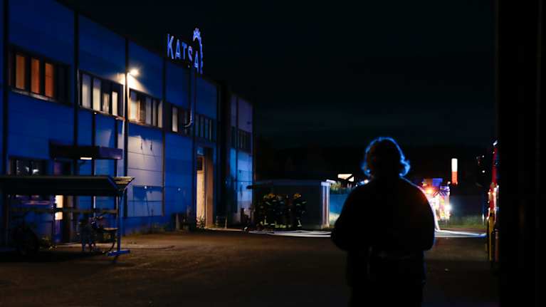 Paloautoja pimeässä aamussa. 