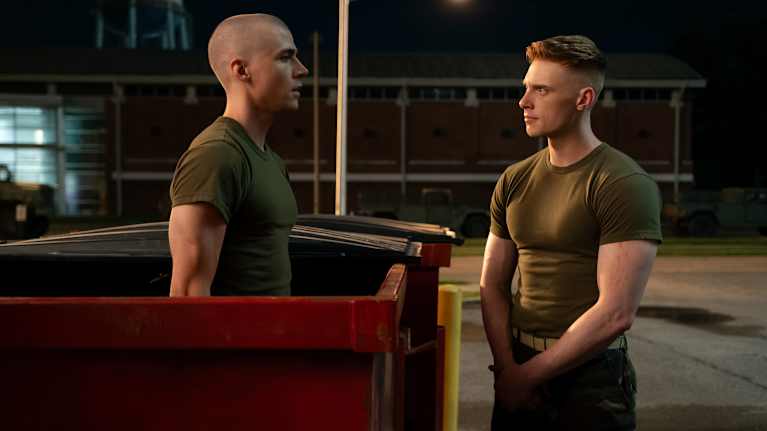 Amerikkalaiset sotilaat tuijottavat toisiaan.