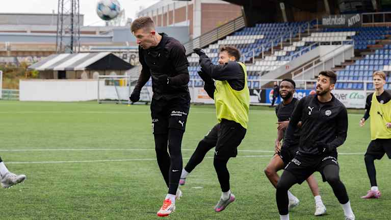 Kalle Multanen puskee palloa FC Hakan treeneissä Tehtaan Kentällä Valkeakoskella.