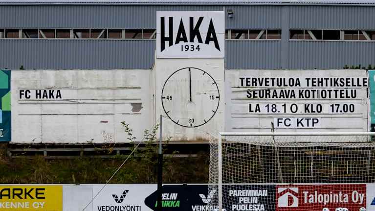 Tulostaulu Tehtaan Kentällä Valkeakoskella kertoo milloin on seuraava FC Hakan matsi.