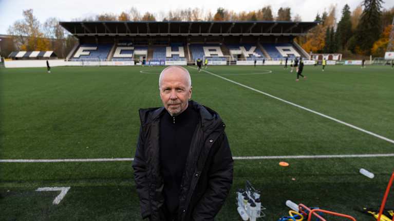 FC Hakan toimitusjohtaja Olli Huttunen Tehtaan Kentän reunalla Valkeakoskella. Taustalla katsomo.