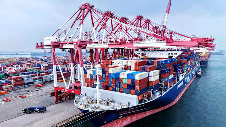 Rahtilaiva lastaa ja purkaa ulkomaankaupan kontteja.