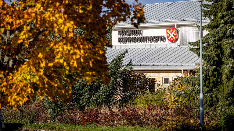 Maskun kunnanvirasto syksyllä.