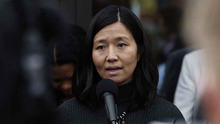 Bostonin pormestari Michelle Wu puhuu mikrofoniin.
