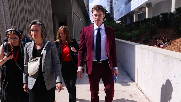 Carter Hart saapumassa oikeuden istuntoon Kanadassa, Londonissa 24.7.2025.