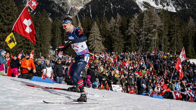 Sturla Holm Lägreid nousemassa mäkeä.