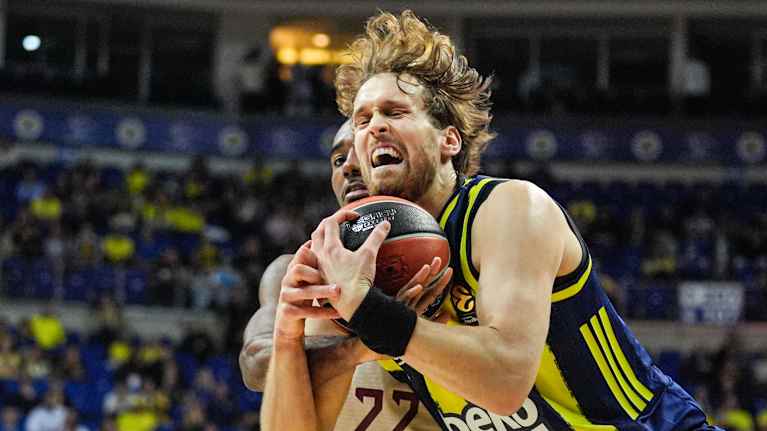 Mikael Jantunen pitää tiukasti kiinni pallosta.