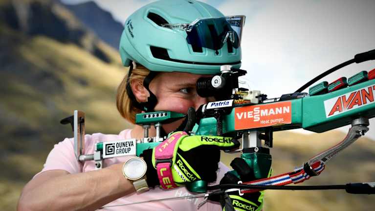 Suvi Minkkinen ampuu.