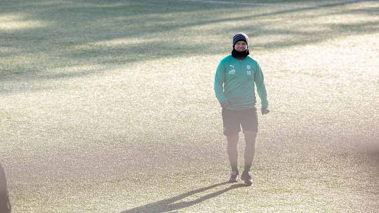 Petteri Forsell kävelemässä jalkapallokentällä.