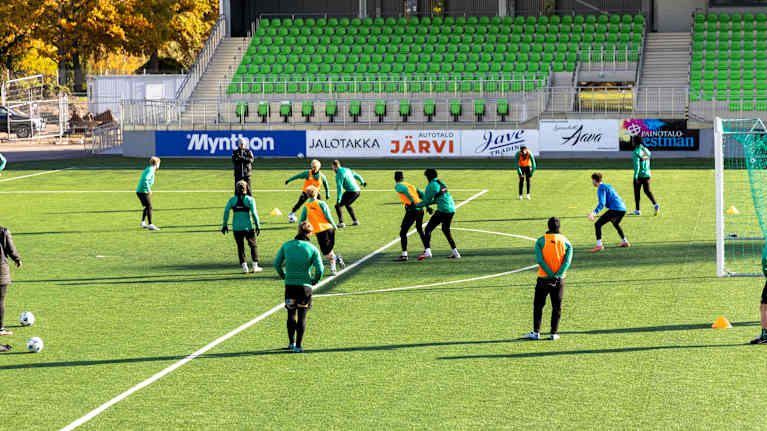 KTP:n jalkapallojoukkeen harjoitukset.