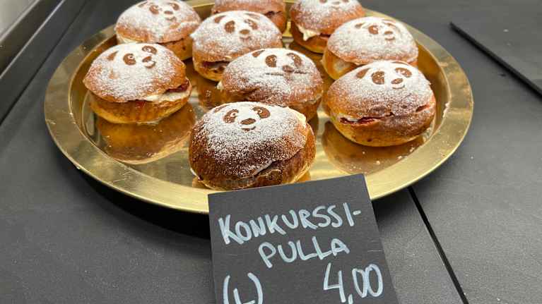 Pullia lautasella, jonka edessä lukee kyltti konkurssipullia, neljä euroa.