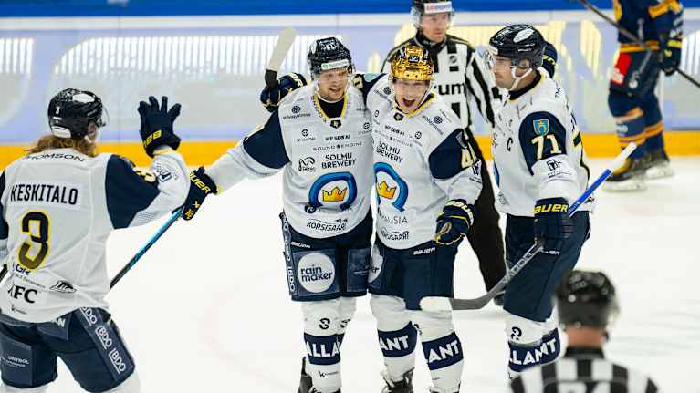 Tomi Sallisella hymy huulilla.