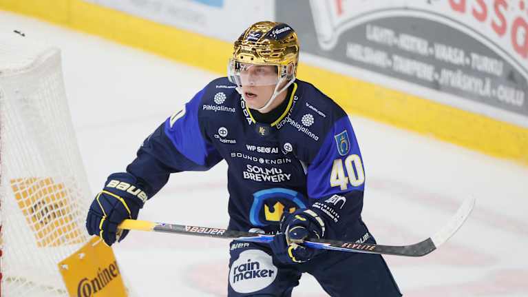 Tomi Sallinen katse kiekossa.