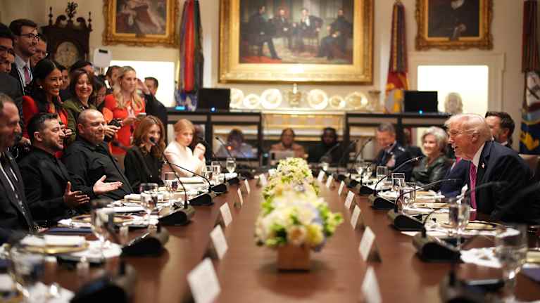 Ukrainan presidentti Volodymyr Zelenskyi, Yhdysvaltain presidentti Donald Trump ja hänen kabinettinsa jäsenet lounaskokouksessa pitkä pöydän ääressä