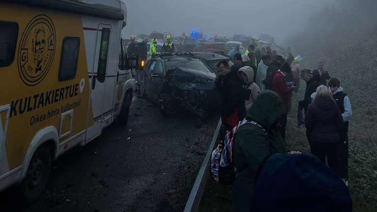 Iso ketjukolari, jossa tiellä on useita ajoneuvoja.