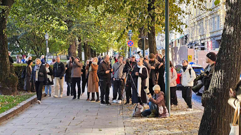 Lintubongareita ja uteliaita Pohjoisesplanadilla lapinpöllöä katsomassa 18. lokakuuta 2025.