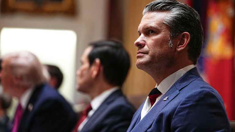 Yhdysvaltain puolustusministeri Pete Hegseth (oik.) Yhdysvaltain presidentti Trumpin ja Ukrainan presidentin Zelenskyn kahdenväliseen tapaamiseen Valkoisessa talossa Washingtonissa 17.10.2025.