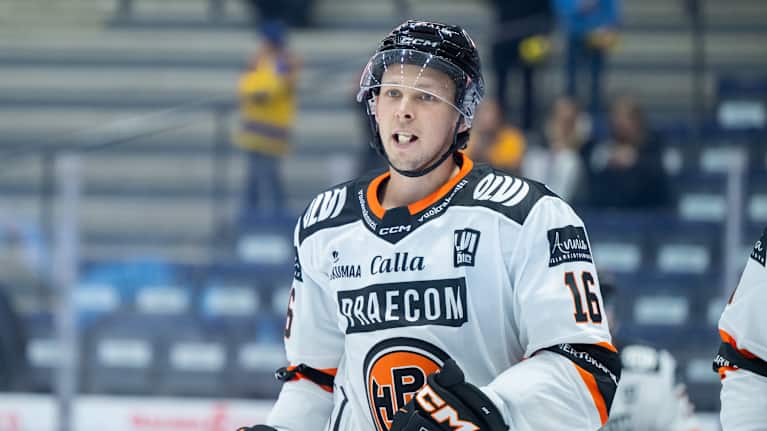 HPK:n jääkiekkopelaaja numerolla 16 kentällä.
