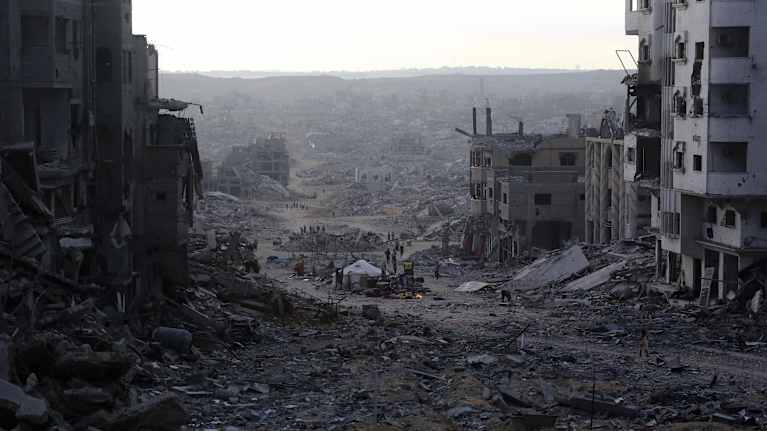 Tie kulkee raunioiden välissä.