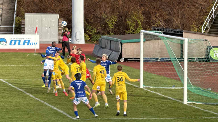 MP yrittää kulman jälkitilanteessa survoa pallon maaliin, mutta OLS:n maalivahti saa nyrkkeiltyä pallon pois maalin edustalta.