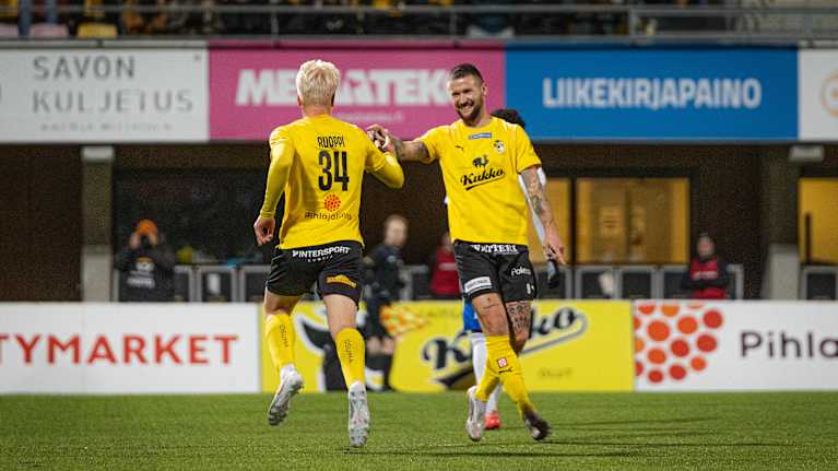 KuPSin pelaajat juhlivat Otto Ruopin maalia.