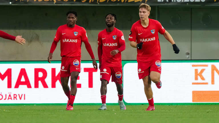 FC Interin pelaajat juhlivat maalia.