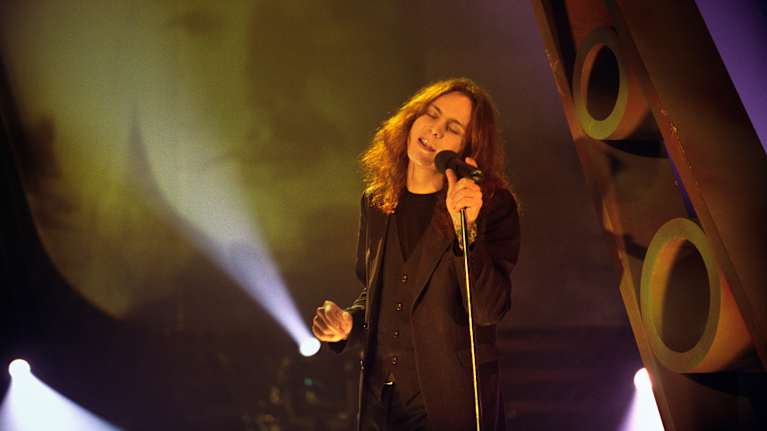 Ville Valo laulaa tv-studiossa.