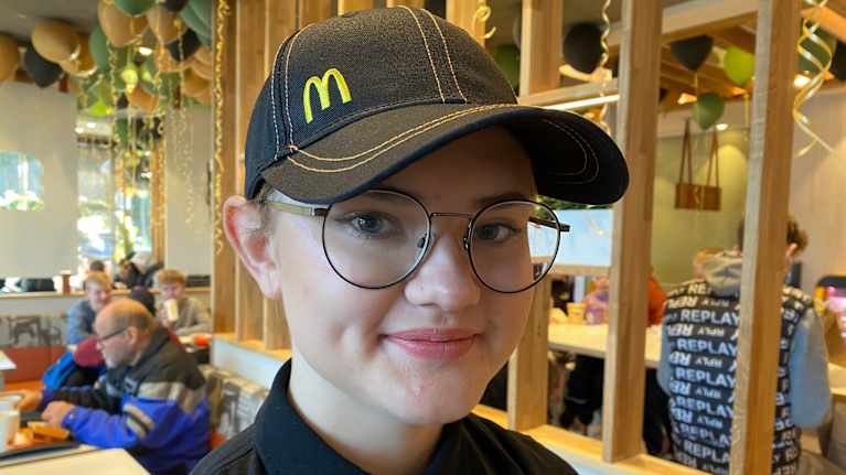 16-vuotias Emma Härkänen tekee opintojen ohella töitä McDonald'sissa Savonlinnassa.