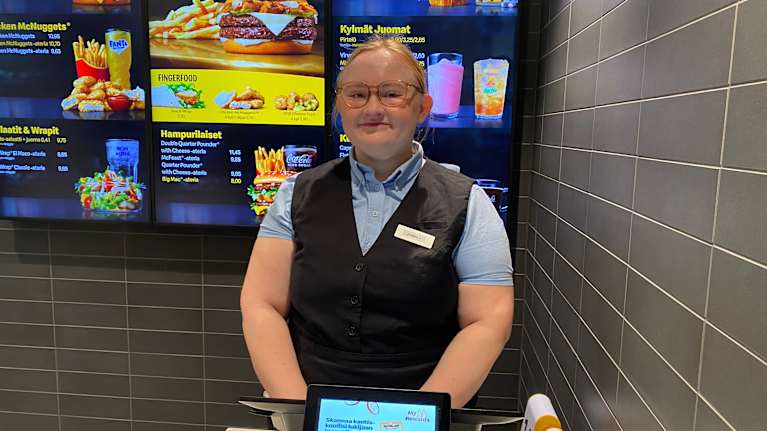 Jonna Jääskeläinen on vuoropäällikkönä Savonlinnan McDonald'sissa.