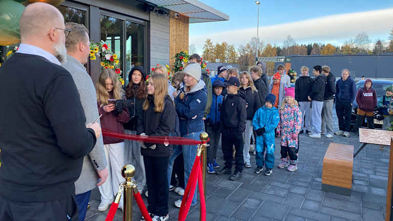Kymmenet jonottivat Savonlinnan McDonald'siin ennen ovien avautumista avajaispäivänä.