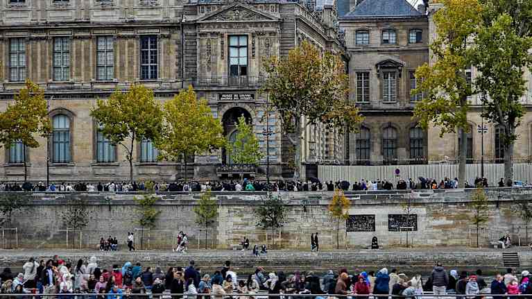 Apollon galleriaan murtauduttiin sunnuntaina kuvassa keskellä olevalta parvekkeelta.