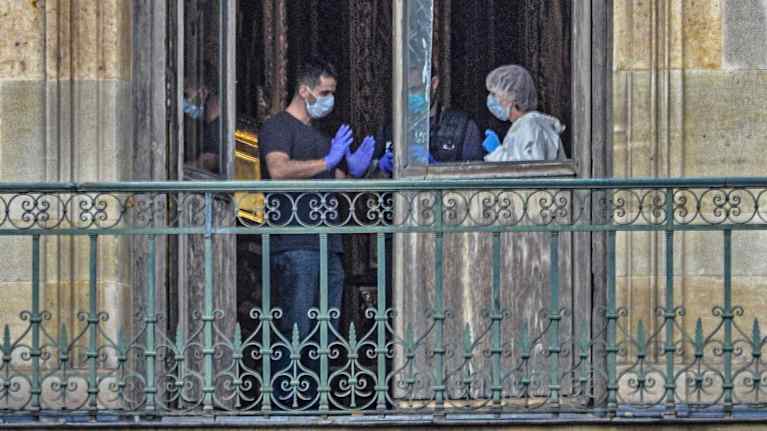 Rikospaikkatutkijat työssään Louvressa sunnuntaina parvekkeella, jonka lasin lävitse ryöstäjät murtautuivat sisään.