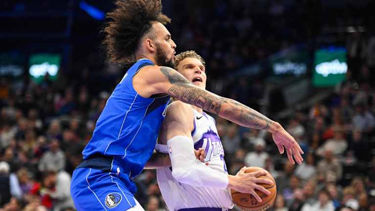 Lauri Markkanen NBA-harjoituspelissä Dallasia vastaan, Dereck Lively yrittää pysäyttää.
