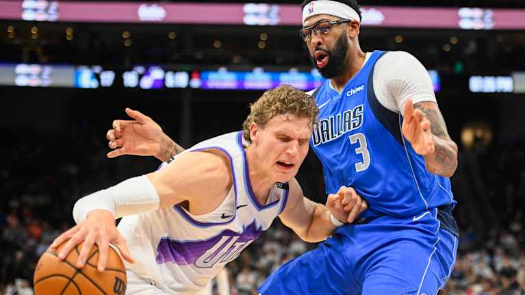 Lauri Markkanen kamppailee Anthony Davisia vastaan.