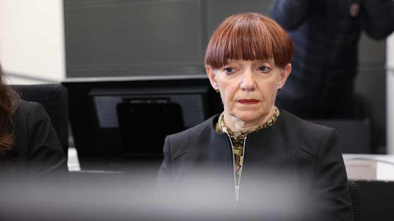 Erikoissyyttäjä Leena Koivuniemi oikeussalissa ennen Anneli Auerin seksuaalirikosjutun uuden käsittelyn alkua.
