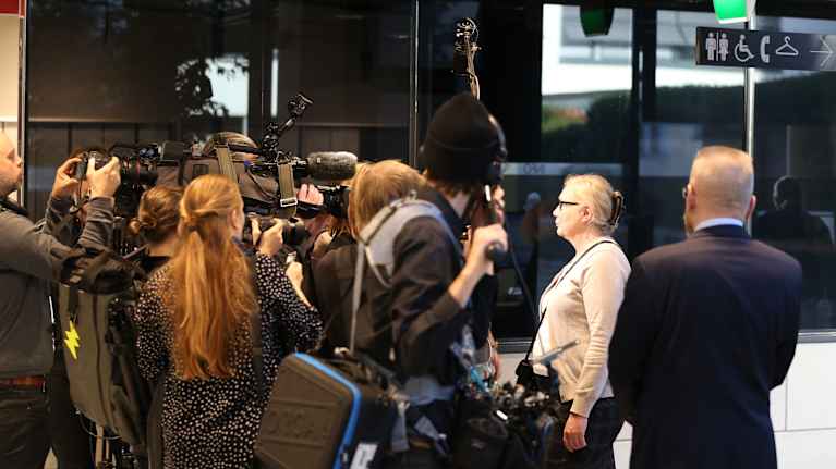 Anneli Auer vastaa median kysymyksiin istuntotauolla.