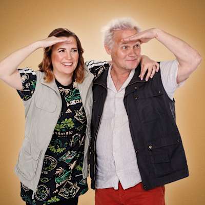 Kuvassa kaksi henkilöä poseeraavat yhdessä katsellen eteenpäin kädet otsalla, pukeutuneina rentoihin vaatteisiin ja liiveihin. Tausta on neutraalin ruskea. Anna Rimpelä ja Jani Halme Hengaillaan ohjelmasta.