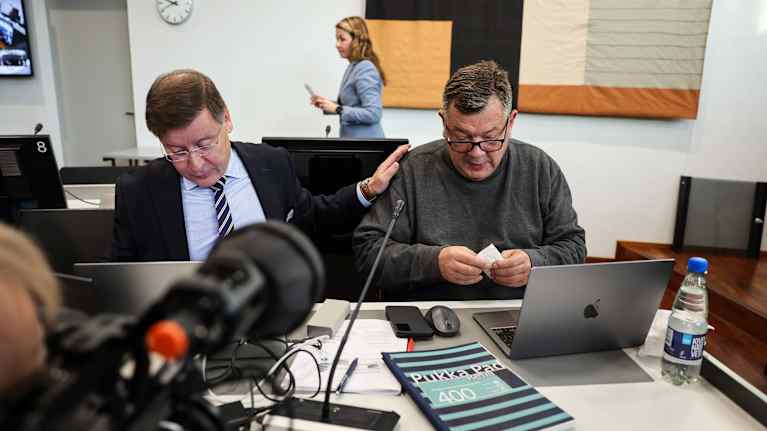 Jens Kukka asianajajansa Kaarle Gummeruksen kanssa oikeussalissa Varsinais-Suomen käräjäoikeudessa Turun oikeustalolla.