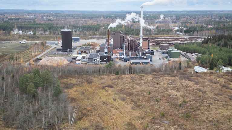 Ilmakuva, jossa voimalaitosalueen viereinen rakentamaton alue.