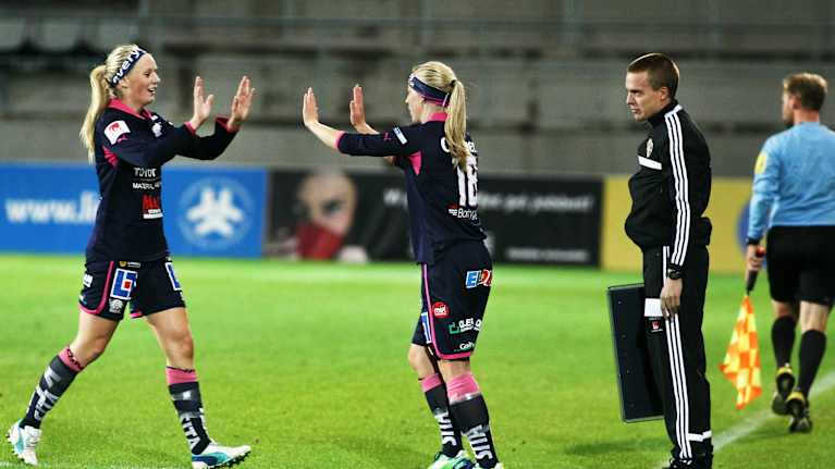 Linda Sällström tuli vaihdosta sisään kentälle Stina Blacksteniuksen tilalle.