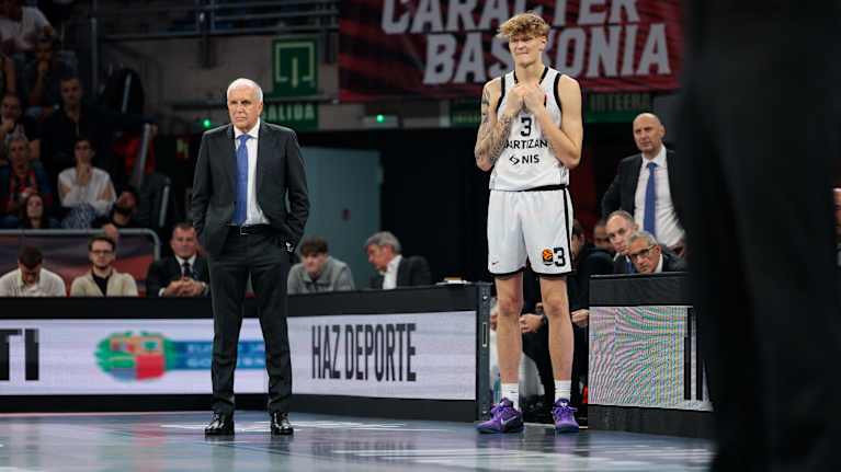 Miikka Muurinen ja Zeljko Obradovic kuvattuna Partizanin Euroliiga-pelissä.