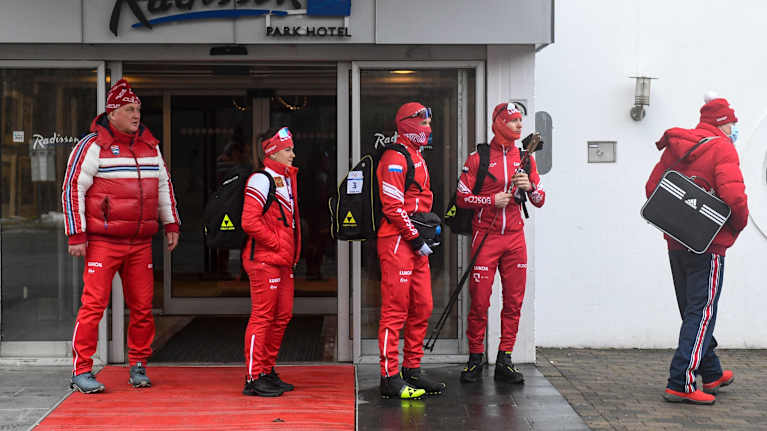 Venäläishiihtäjiä hotellin edustalla.