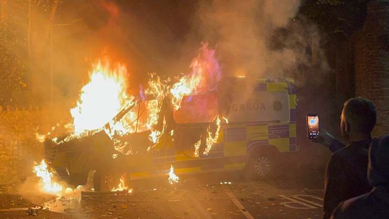 Mielenosoittajat sytyttivät poliisiauton tuleen Dublinissa.