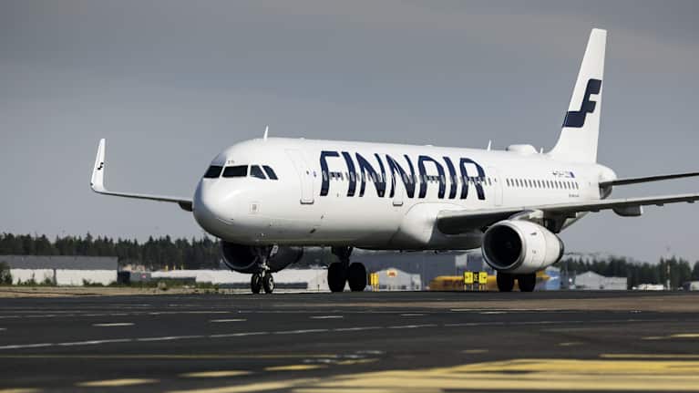 Lentokone on kiitoradalla.