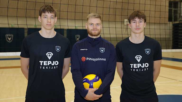 AC Oulu Volleyn pelaajat Kaapo Vanhatupa, Jan Helenius ja Eeli Kuukasjärvi seisovat lentopalloverkon edessä.