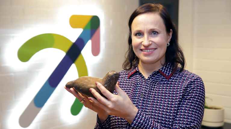 Heini Utunen pitää kädessään saimaannorppaa esittävää patsasta Etelä-Savon maakuntaliiton toimistolla.