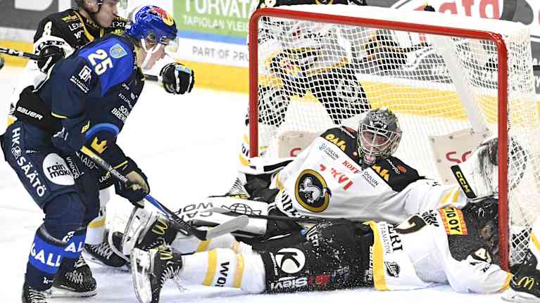 Pelaajia makaamassa jäässä.