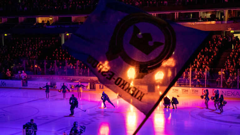 Espooleisyileisöä ottelussa.